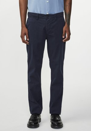 Pantalon en coton bleu marine avec une texture lisse, design à jambe droite, poches avant et fermeture à bouton à la taille.