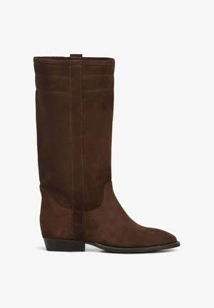 Bruine suède laarzen tot halverwege de kuit met lage hak, afgeronde neus en verticale stiksels langs de schacht.