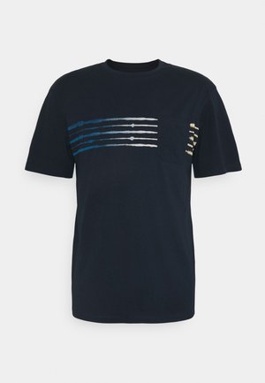 JORSHIBORI TEE CREW NECK - T-shirt z nadrukiem - navy blazer