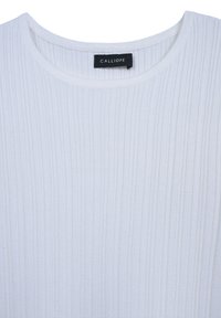 Top bianco a costine con scollo rotondo e un'etichetta con la scritta "CALLIOPE". Il tessuto presenta un motivo verticale testurizzato.