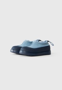 Modré a námořnické slip-on boty s texturovaným svrškem, elastickým límcem pro snadné obouvání a pevnou gumovou podrážkou.