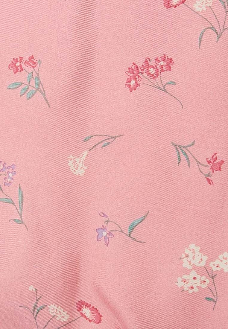 Rosa Stoff mit kleinen Blumenmustern in verschiedenen Farben, darunter Rot, Weiß und Lila, sowie grünen Blättern und einer glatten Textur.