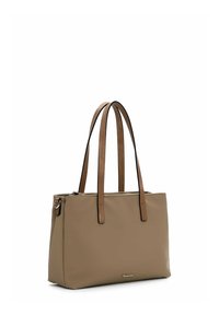 Sac fourre-tout beige avec deux poignées couleur noisette, de forme rectangulaire, texture lisse et fermeture éclair en haut. Accent logo en métal à l'avant.