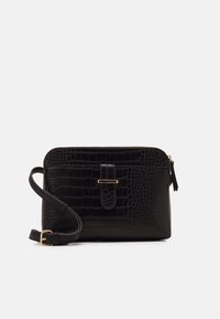 Borsa in pelle nera con finitura effetto coccodrillo, dalla forma rettangolare, con chiusura a zip e dettagli in metallo dorato. Include una tracolla regolabile e un davanti con linguetta.