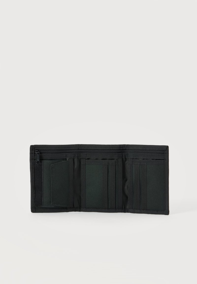 Cartera negra de tres pliegues con múltiples ranuras para tarjetas y un compartimento con cremallera, abierta sobre una superficie blanca.