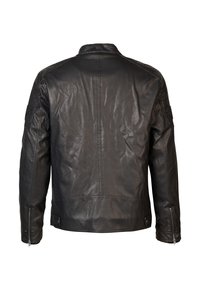 Schwarze Lederjacke mit glatter Textur, ausgestattet mit einem Stehkragen, Reißverschlussärmeln und gesteppten Details an den Schultern.