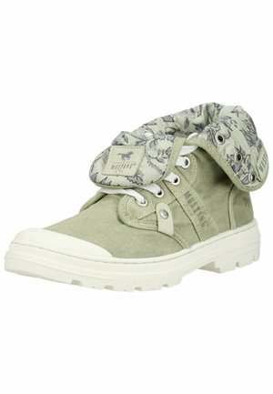 Lichtgroene hoge sneaker met een bloemenpatroon op de gewatteerde kraag die naar beneden is omgevouwen, een witte rubberen zool en het Mustang merklogo op de tong.
