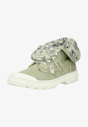 Sneaker alta verde chiaro con colletto imbottito con motivo floreale ripiegato, suola in gomma bianca e logo Mustang sulla linguetta.