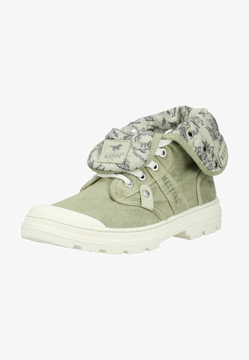 Sneaker alta verde chiaro con colletto imbottito con motivo floreale ripiegato, suola in gomma bianca e logo Mustang sulla linguetta.