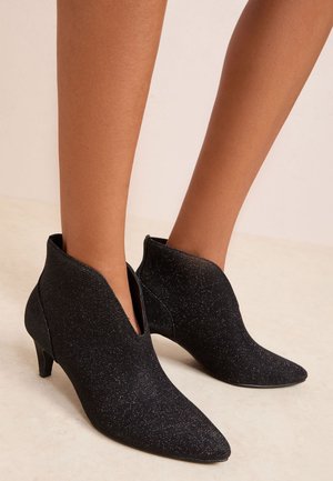 Friends Like These, REGULAR FIT - FORMAL HEEL FIT - Poolsaapad - black faux suede