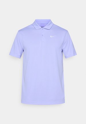 Jasnofioletowa koszulka polo Nike z kołnierzykiem, plisą z dwoma guzikami i białym logo Nike na lewej piersi. Krótkie rękawy.