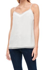 Witte camisole met verstelbare spaghettibandjes en een textuurafwerking, met kantafwerking langs de halslijn en de onderste zoom.