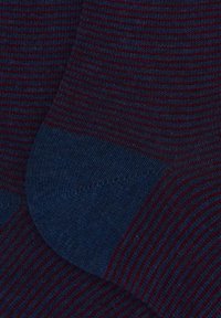 Calze a righe blu navy e bordeaux realizzate in morbido tessuto a maglia, con una texture a coste e un design con punta e tallone rinforzati.