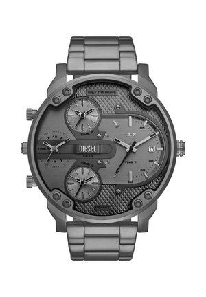 Diesel Herren Multifunktions-Metall-Uhr mit vier Zeitzonen, strukturiertem Zifferblatt, Datumsfenster und der Aufschrift „Only the Brave“ auf grauem Edelstahlarmband.