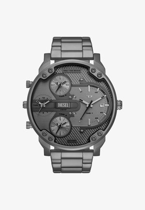 Diesel herre multifunktionelt metalur med fire tidszoner, tekstureret urskive, datovindue og inskriptionen "Only the Brave" på gråt rustfrit stål armbånd.