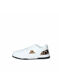 Sneaker bianca in materiale sintetico, con design lace-up, suola in gomma nera, dettaglio in oro con logo e stampa leopardata sul tallone.