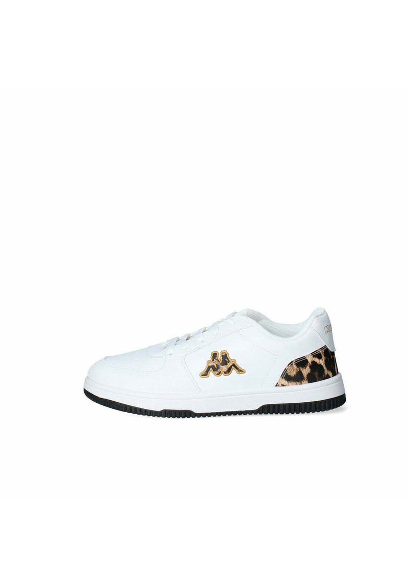 Sneaker bianca in materiale sintetico, con design lace-up, suola in gomma nera, dettaglio in oro con logo e stampa leopardata sul tallone.
