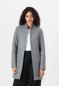 Grijze wollen jas met staande kraag, sluiting met één knoop en twee zijzakken, met een gladde textuur en rechte silhouet.