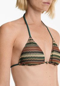 Driehoek bikini top met een gevlochten textuur in groen, bruin en beige, voorzien van contrasterende donkergroene bandjes en een decoratieve kraalaccent.
