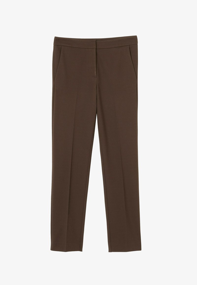 Pantalons marron ajustés avec une coupe droite, dotés de deux poches latérales et d'une texture lisse. Pas de motifs ou d'accents visibles.