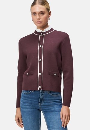 Cardigan bordeaux avec un col montant, finition blanche et boutons argentés. Présente deux poches avant et un design ajusté. Tissu texturé.