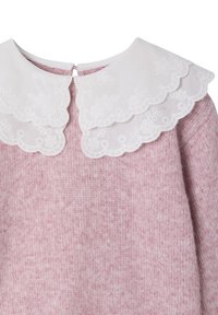 Strickpullover in sanftem Pink mit einem weißen Spitzenkragen mit gewelltem Rand. Verfügt über einen Rückenverschluss und strukturierte Stoffe für zusätzliche Details.