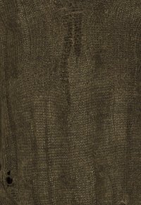 Texturerad tyg i mörk olivgrön, med ett vävt mönster och små variationer i skuggning och ytdjup.