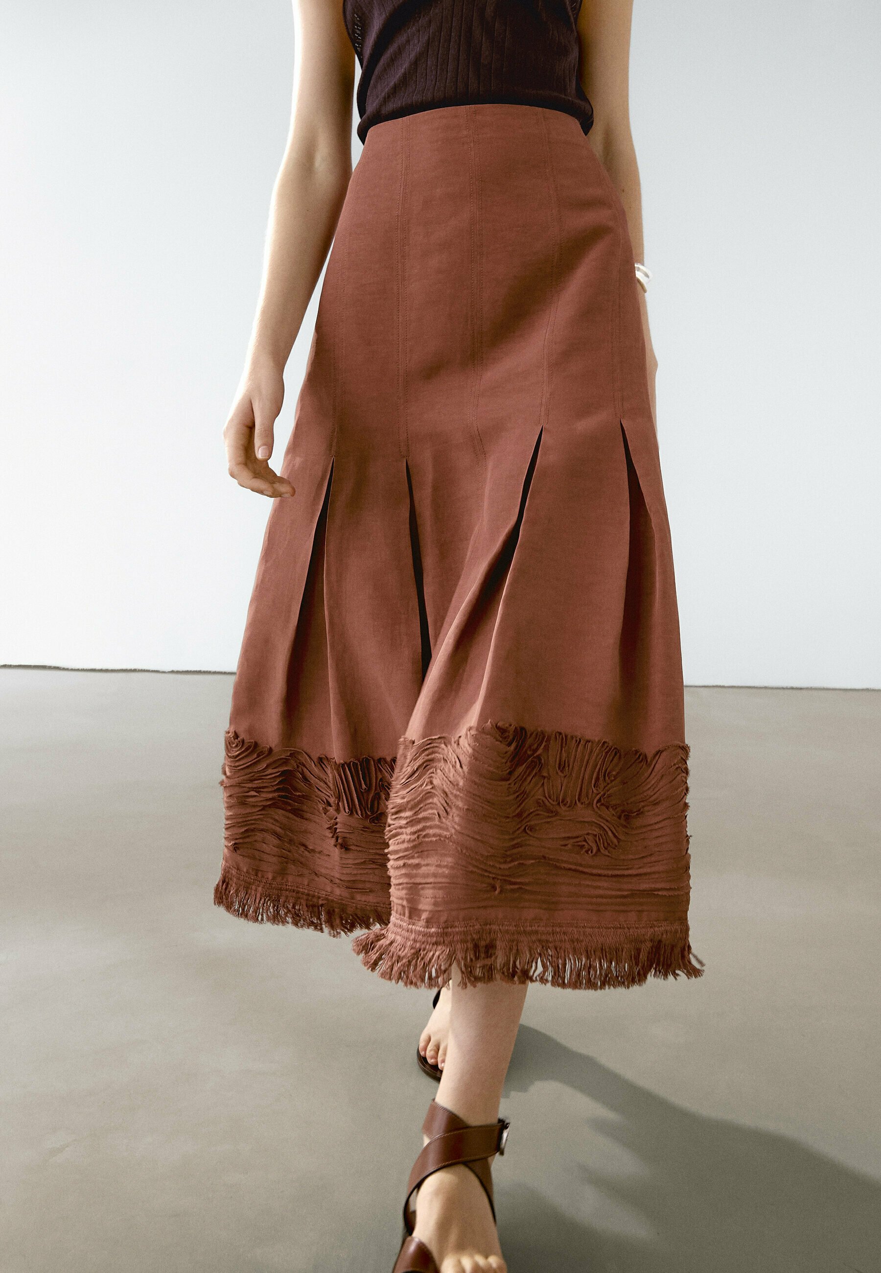【Massimo Dutti】Flowing midi skirt with embroidered detail Massimo Dutti FLOWING MIDI WITH EMBROIDERED DETAIL - A-line