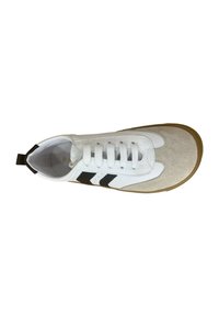 Zapatilla blanca con rayas negras, puntera de ante, cordones redondos y suela de goma. Cuenta con una tira de agarre en el talón. Diseño de color sólido.