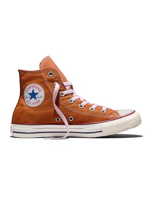 Oranje hoge Converse Chuck Taylor All Star sneaker met witte zool en roze veters, zijaanzicht op een witte achtergrond.