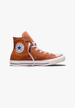 Baskets montantes Converse Chuck Taylor All Star orange avec semelle blanche et lacets roses, présentées en profil sur un fond blanc.