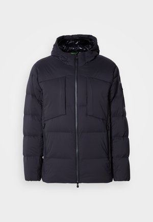 Polsterdatud must jakk kapuutsiga, millel on ees tõmblukk, kaks suurt rinnahoidjat ja küljetaskud. Sile tekstuur ja tikandiga disain.