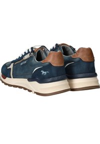 Zapatillas de ante azul con detalles en cuero marrón, cordones blancos y suela de goma que presenta un patrón texturizado y un detalle de cremallera lateral.