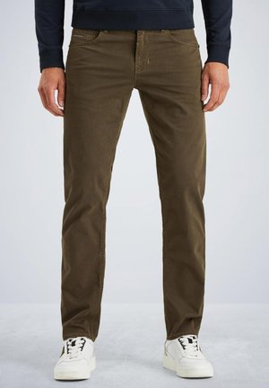 Bruine katoenen chinos met een rechte pasvorm, voorzien van een gestructureerde stof, vijf zakken en een klassieke rits, gecombineerd met witte sneakers.