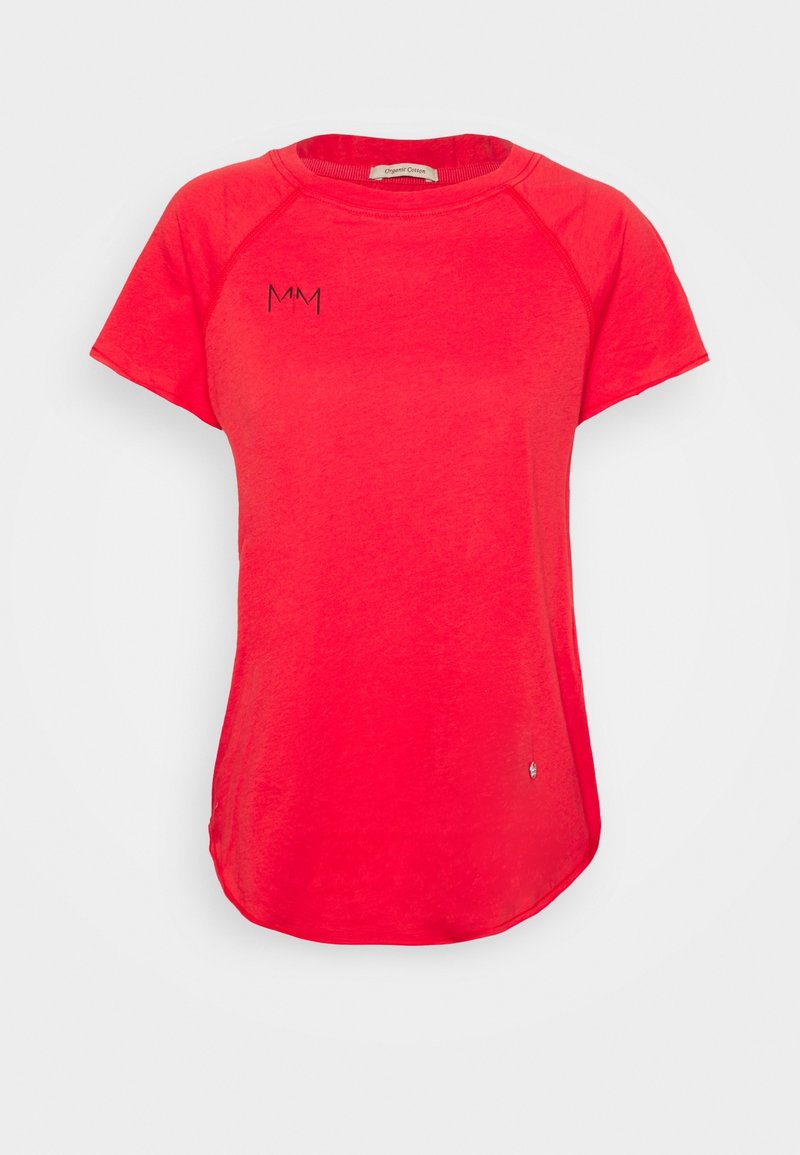 T-shirt rouge à manches courtes en coton biologique, avec un col rond, des fentes latérales et un petit logo noir sur la poitrine.