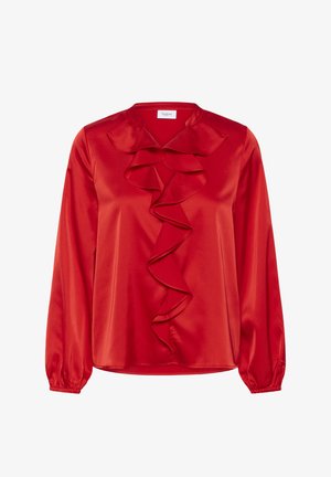 Červená saténová halenka s dlouhými rukávy, zdobená volánky na předním díle a kulatým výstřihem. Hladká textura a nařasené manžety.