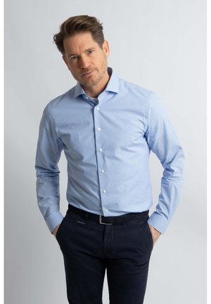 Lichtblauw geruit overhemd met knopen, slim fit en lange mouwen, gecombineerd met donkere broeken. Details omvatten witte knopen en een puntige kraag.