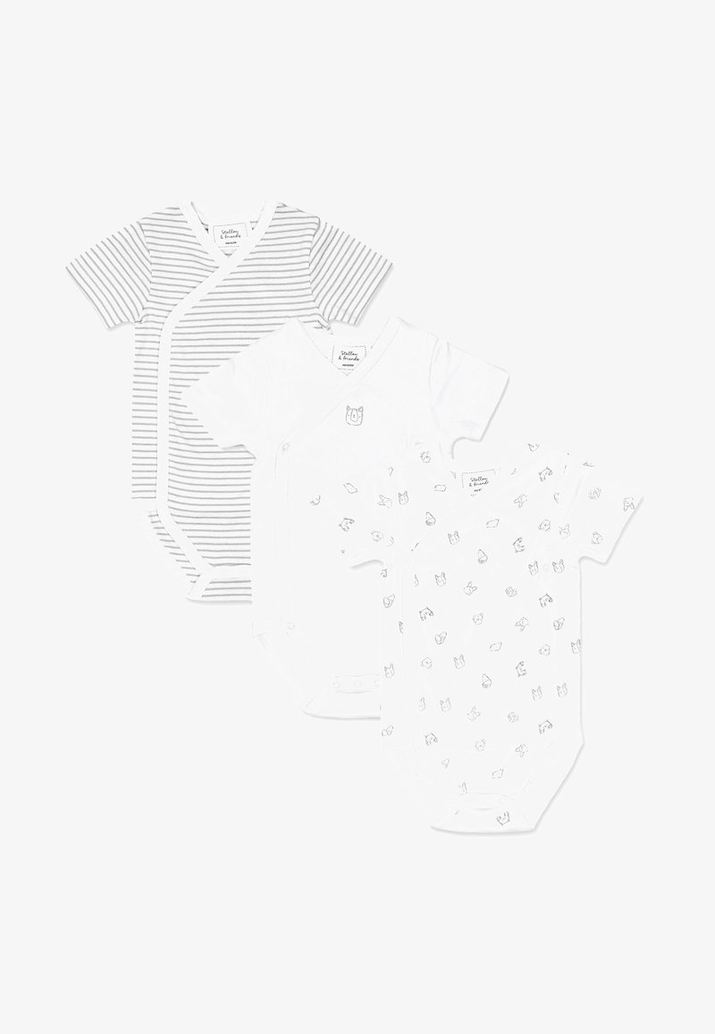 Tre bodies a manica corta in morbido cotone: uno a righe grigie, uno bianco con grafica di gufo e uno bianco con motivi di stampe di animali sparsi.
