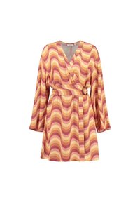 Vestido de manga larga tipo wrap con rayas onduladas en naranja, rosa y beige, cintura ceñida con hebilla circular y escote en V.