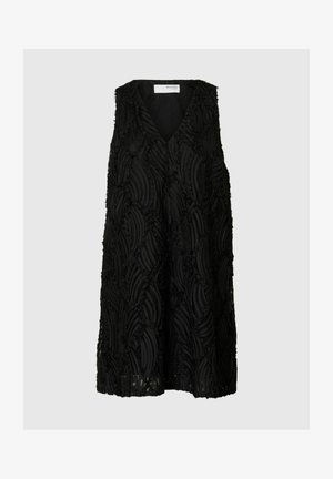 Černé šaty bez rukávů s výstřihem do V, se strukturovaným vlnitým vzorem a třásněmi, vyrobené z lehkého materiálu.