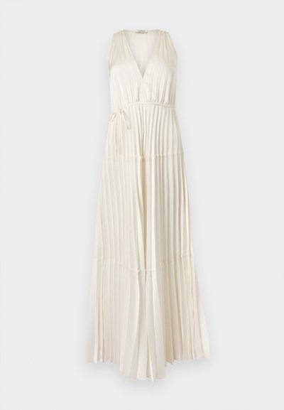 Robe maxi ivoire sans manches avec col en V, jupe plissée et détail ceinture ajustable à nouer sur le côté.