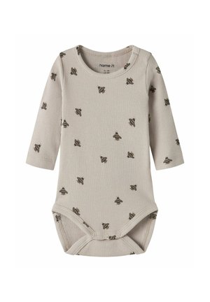 Beżowy, żebrowany body niemowlęce z długim rękawem, zapinane na zatrzaski, z rozproszonymi małymi nadrukami pszczółek na całej powierzchni.