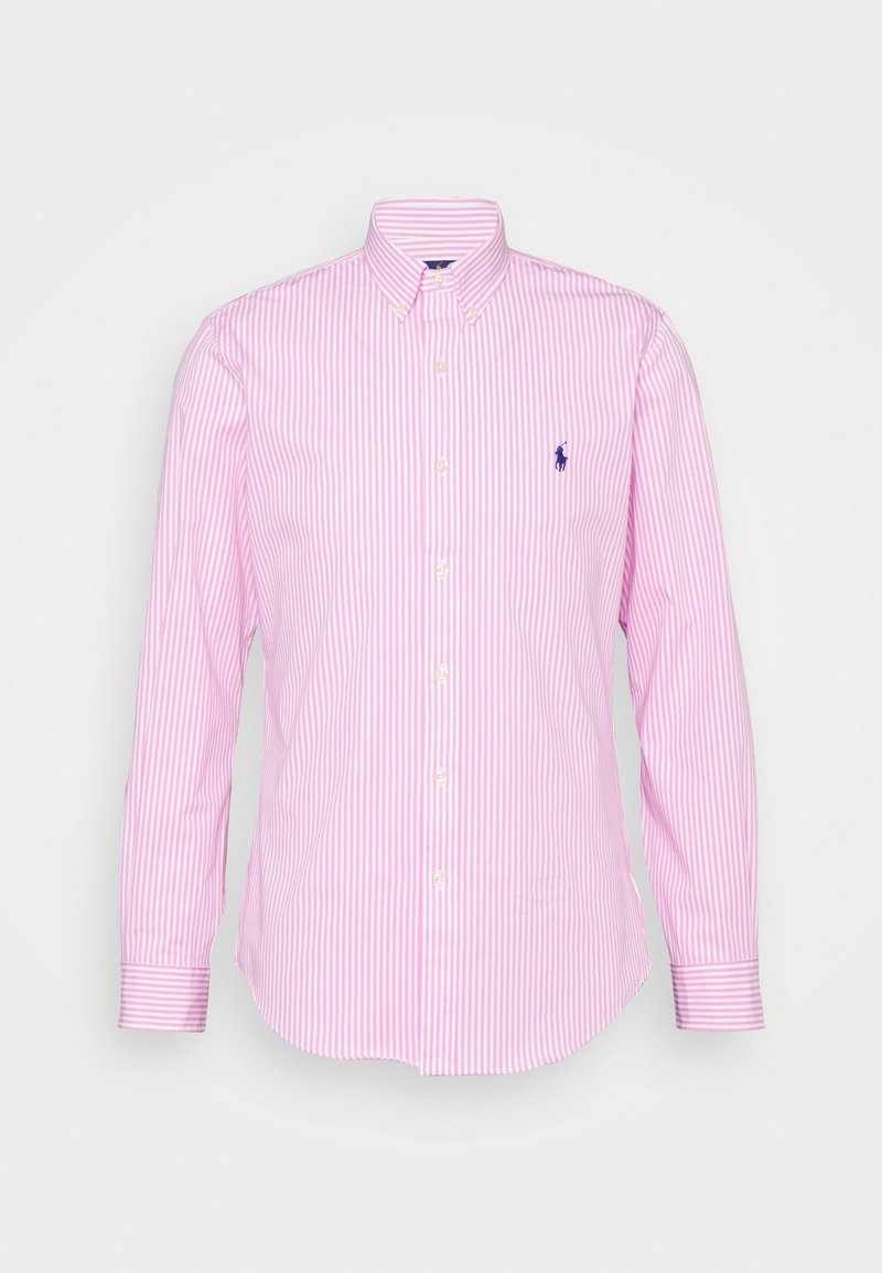 Camisa abotonada de rayas rosas y blancas con mangas largas y cuello clásico; cuenta con un pequeño logo azul en el pecho. Material de algodón.