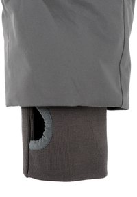 Pilkas išorinis audinys su lygiu tekstūru, turintis tamsesnį pilką pynimą su apvalia anga. Ant išleidimo yra matomų siūlių detalių.