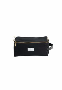 Neceser de lona negra con un zipper dorado, etiqueta blanca y un asa lateral; forma rectangular, material resistente y diseño minimalista.