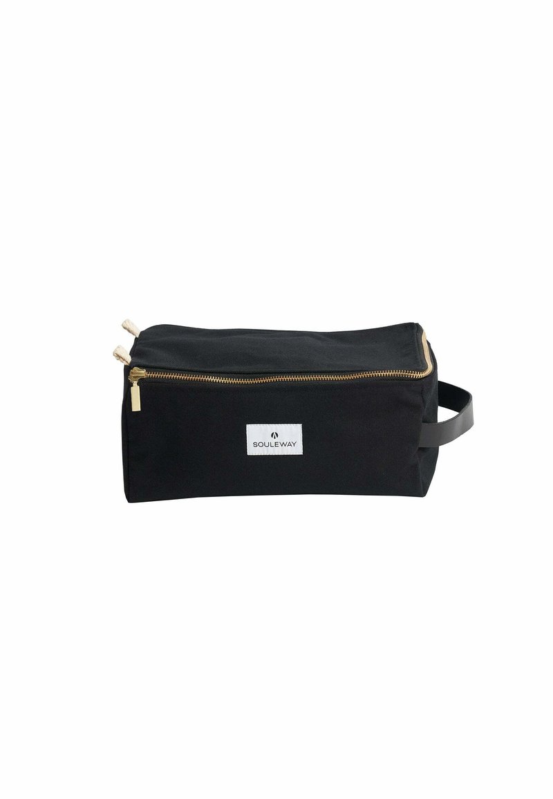 Neceser de lona negra con un zipper dorado, etiqueta blanca y un asa lateral; forma rectangular, material resistente y diseño minimalista.
