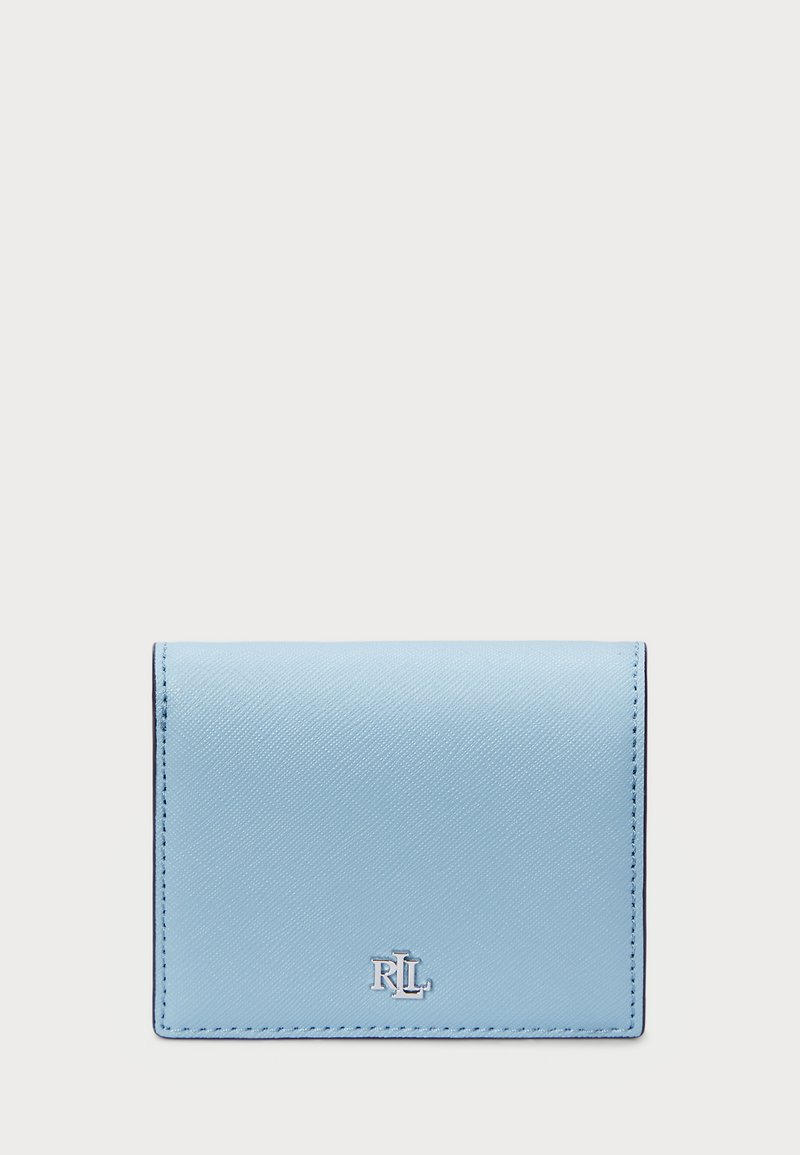 Ανοιχτό μπλε δερμάτινο πορτοφόλι με υφασμάτινη υφή, που διαθέτει λογότυπο με ασημένια ανάγλυφη εκτύπωση και αντίθετη ραφή γύρω από τις άκρες.