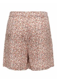 Shorts roses avec un imprimé floral blanc et noir de petite taille sur l'ensemble, dotés d'une taille haute et d'une coupe ample et décontractée.