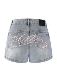 Shorts de mezclilla en azul claro con un acabado desteñido. Presentan un bordado en script rosa en los bolsillos traseros y un parche de cuero negro en la cintura.
