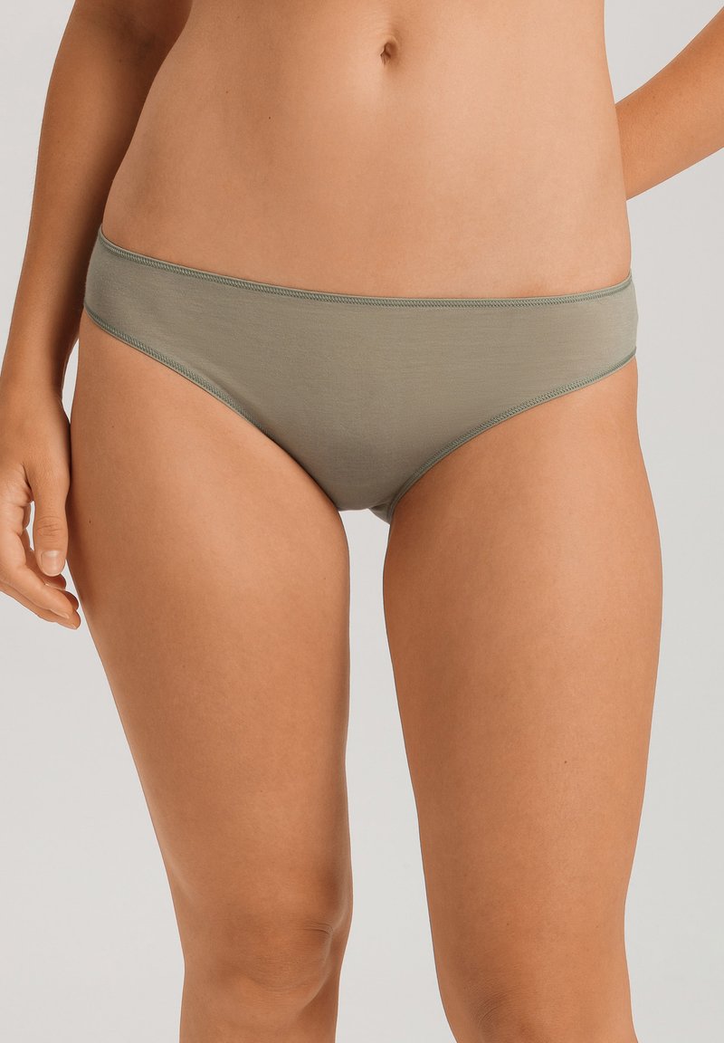 Grön bomullsbikiniunderdel med en slät textur, låg midja och kontrasterande trim runt midjebandet och benöppningarna.